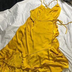 Elegant Yellow Sleeveless Dress. Very beautifully made, it is a wrap dress.